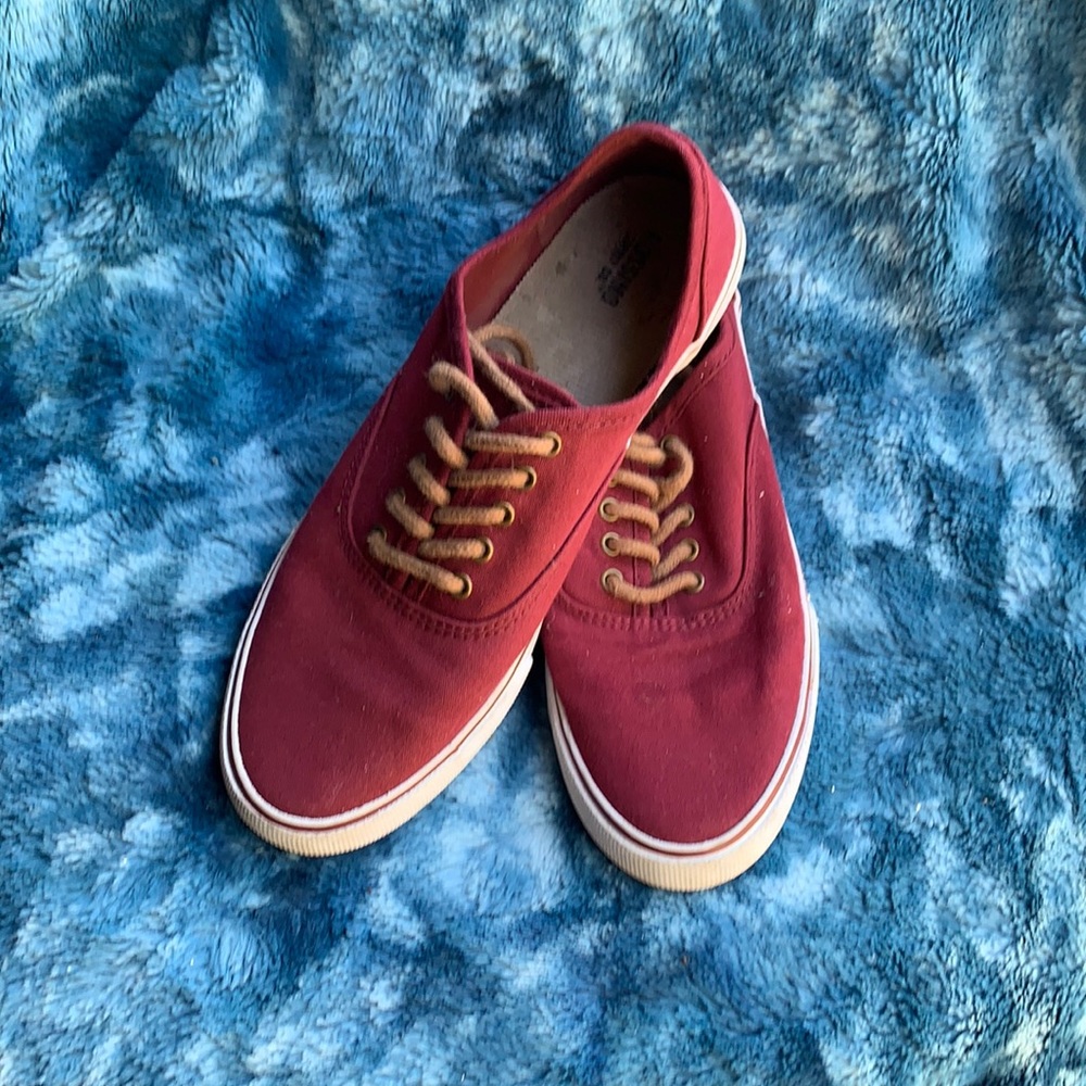Burgundy Sneakers brown laces